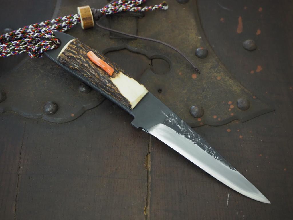 二代目本成寺作 ｢鷹匠刀｣鹿角柄珊瑚飾り 木鞘拵3寸5分・上研ぎ仕上げ