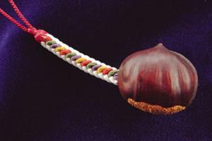 Hidetoshi Nakayama  Netsuke（Chestnut and worm）