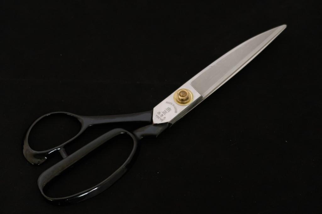 Vintage Japanese medium-quality Sewing Shears 240㎜ Munemasa “Akira“(Kazuhiro) The 80’s(Left-handed) Vintage Japanese medium-quality Sewing Shears 240㎜ Munemasa “Akira“(Kazuhiro) The 80’s(Left-handed)